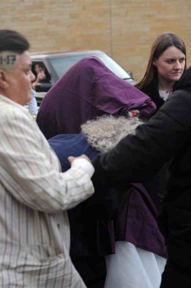 Cinayətkara ərə getmək üçün həbsxanaya gəlinlikdə getdi -  FOTOLAR